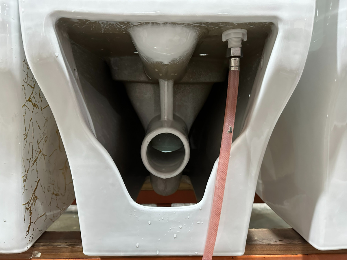 Дизайнерски моноблок със златен ефект – луксозен модел