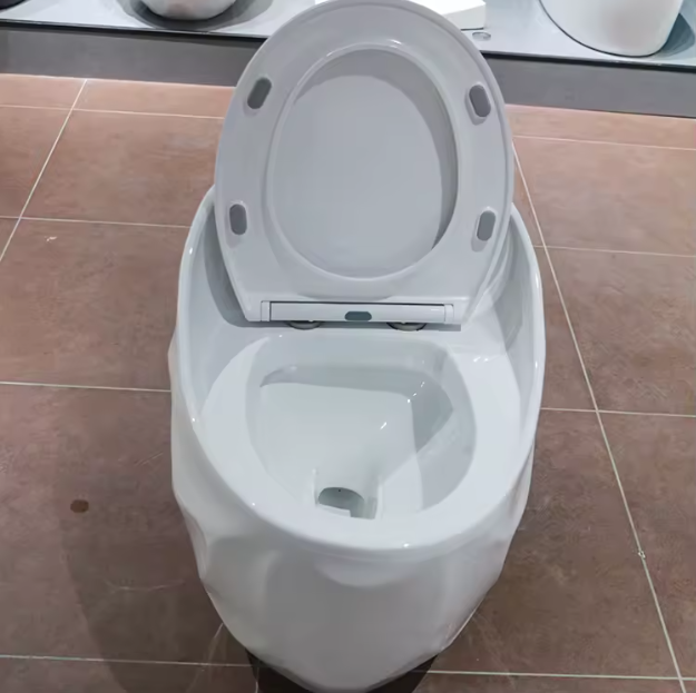 Дизайнерски моноблок с ергономична форма за естествен комфорт