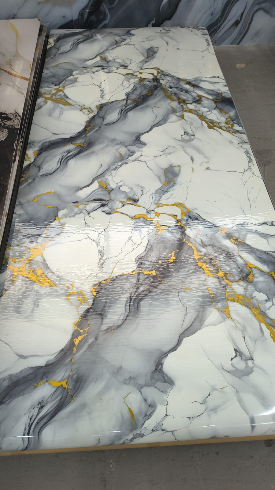 Самозалепващ мраморен панел Calacatta Luxury – INTER 04